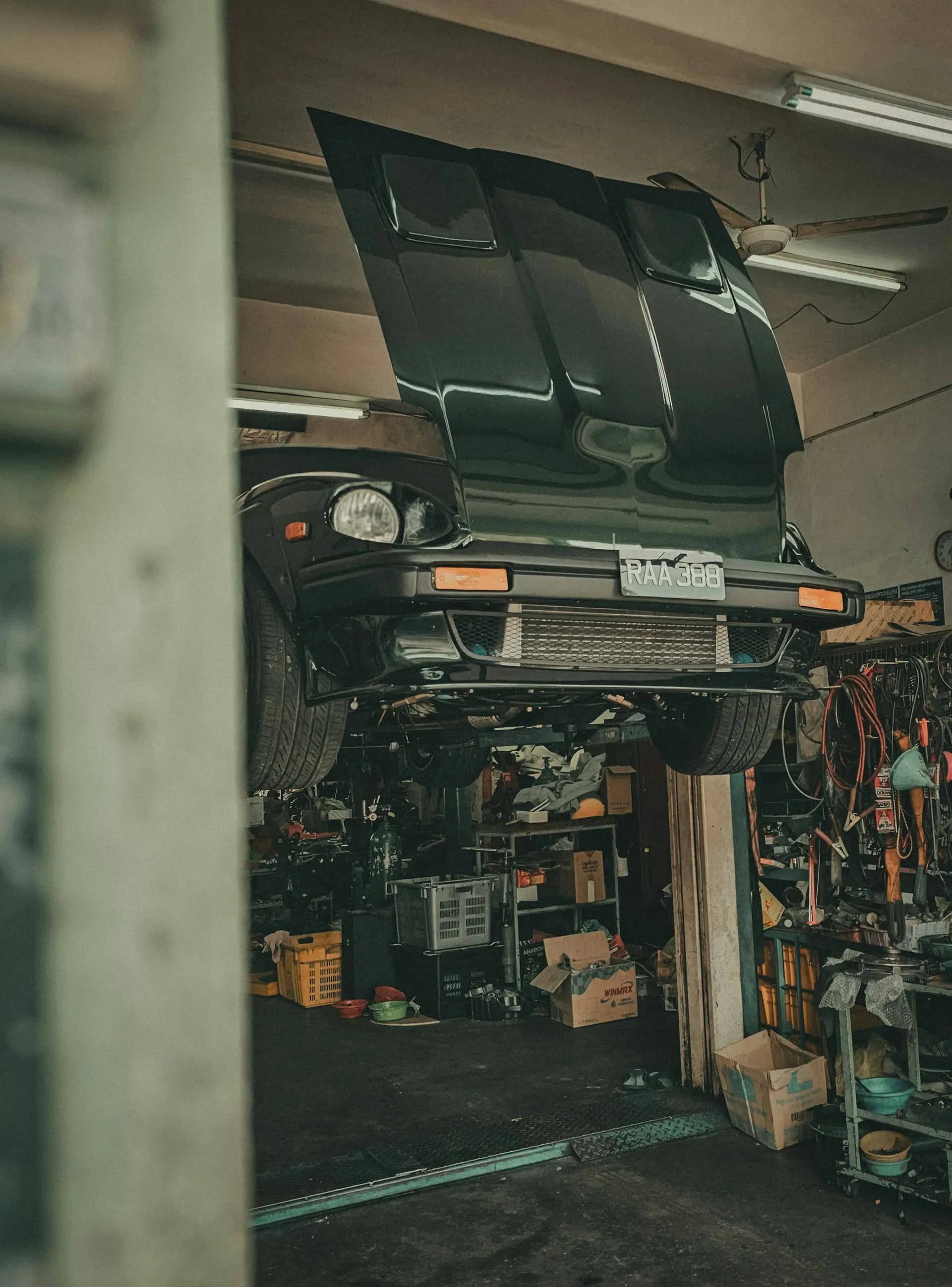 Un mécanicien inspecte un moteur