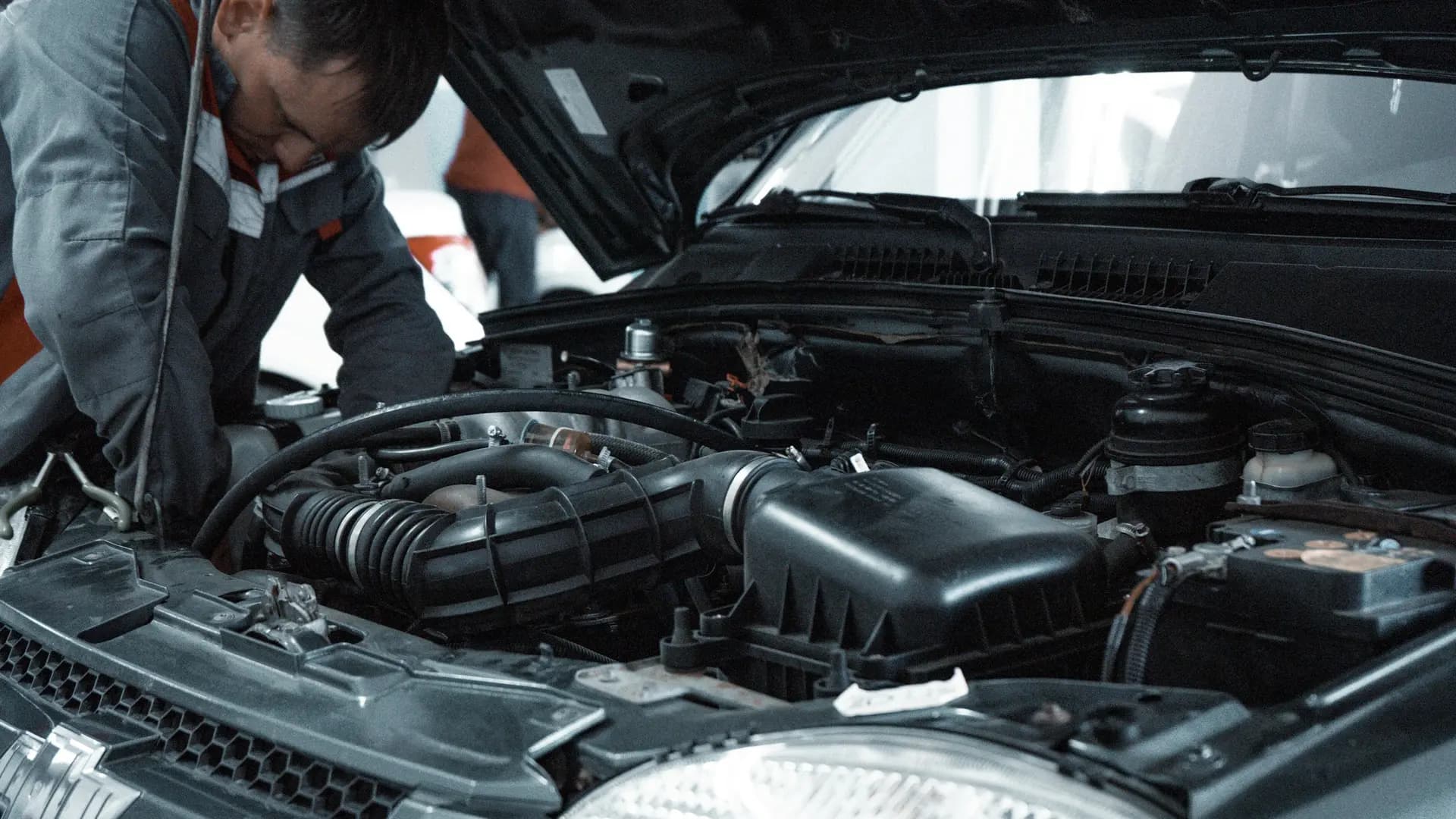 Un mécanicien inspecte un moteur