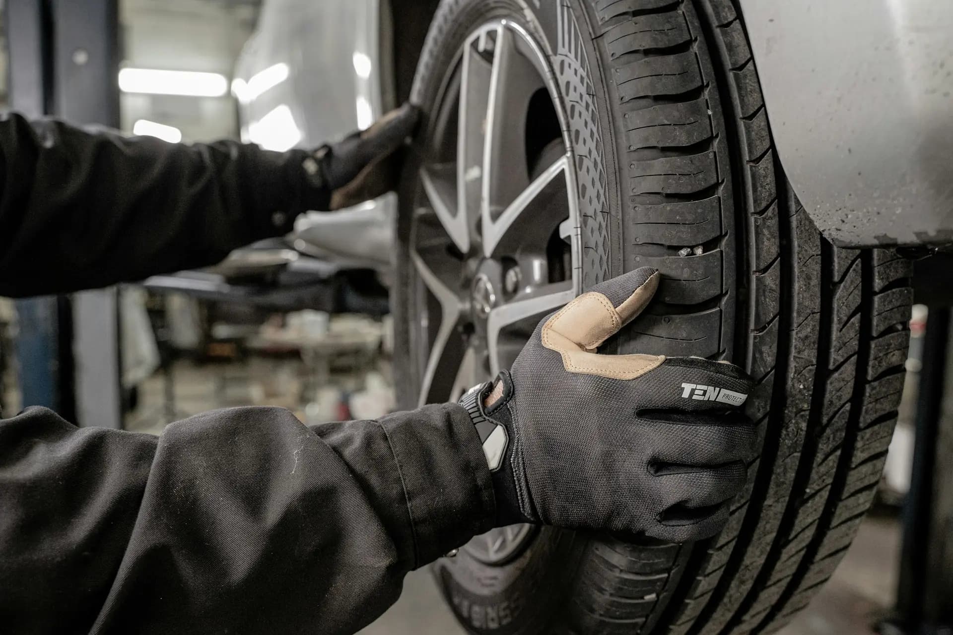 Un mécanicien inspecte un moteur